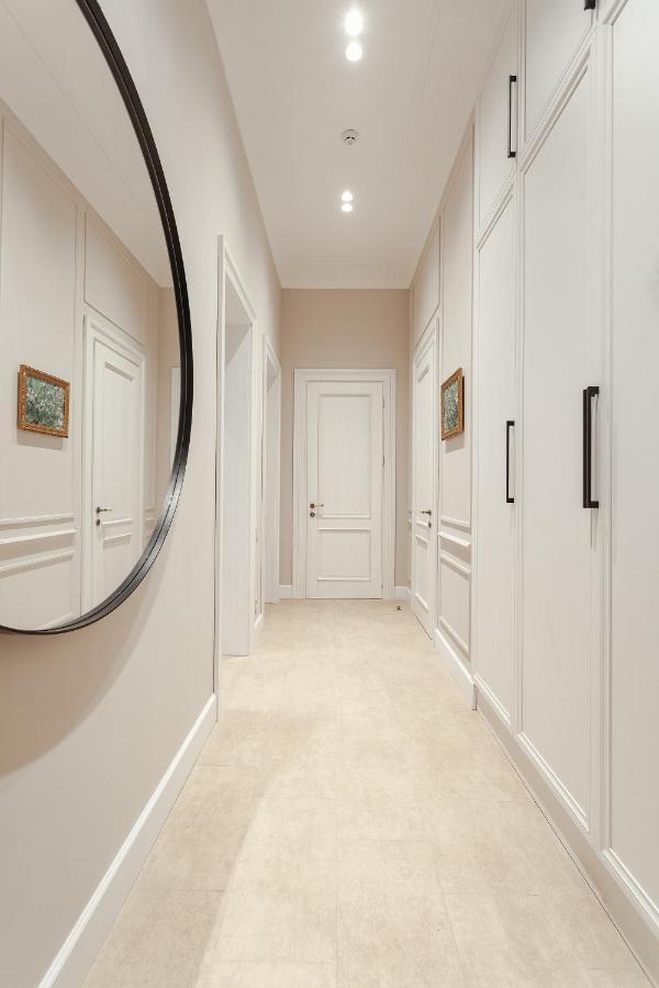 New! Luxury Apartment In The Center Of Odessa Overlooking Deribasovskaya Str. Low Price! Exterior photo