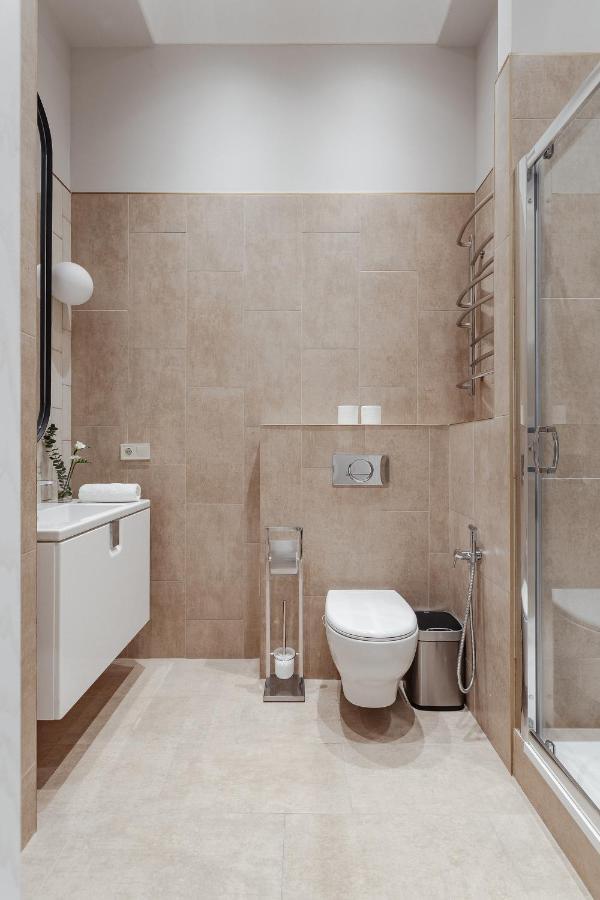 New! Luxury Apartment In The Center Of Odessa Overlooking Deribasovskaya Str. Low Price! Exterior photo