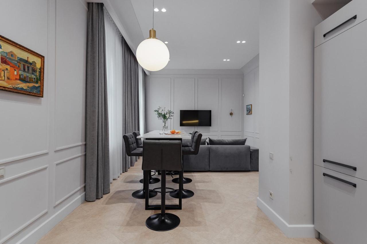 New! Luxury Apartment In The Center Of Odessa Overlooking Deribasovskaya Str. Low Price! Exterior photo