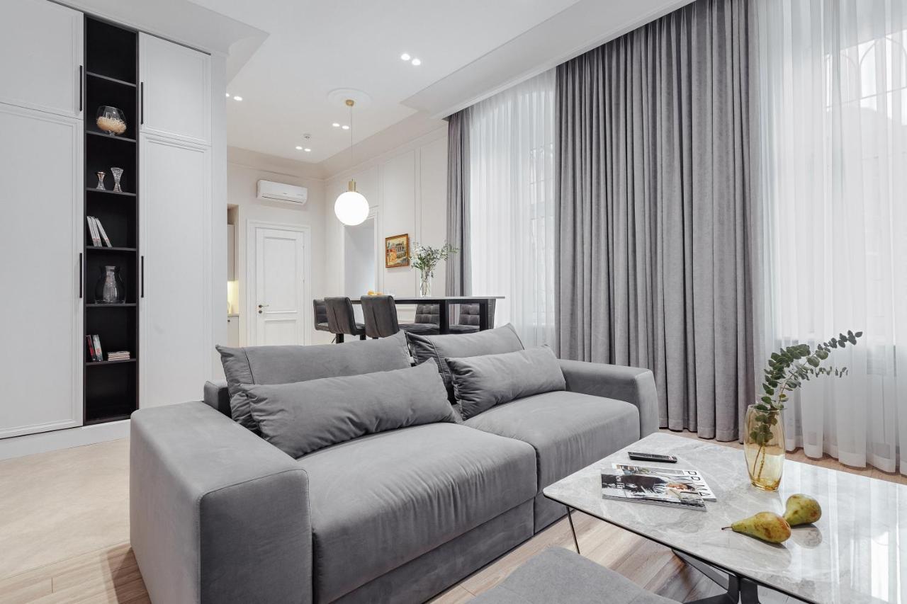 New! Luxury Apartment In The Center Of Odessa Overlooking Deribasovskaya Str. Low Price! Exterior photo