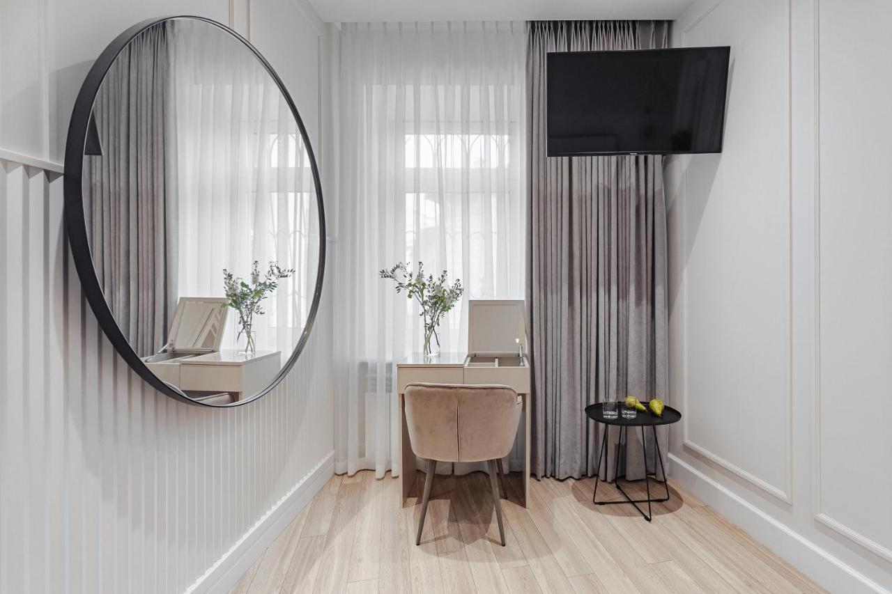 New! Luxury Apartment In The Center Of Odessa Overlooking Deribasovskaya Str. Low Price! Exterior photo