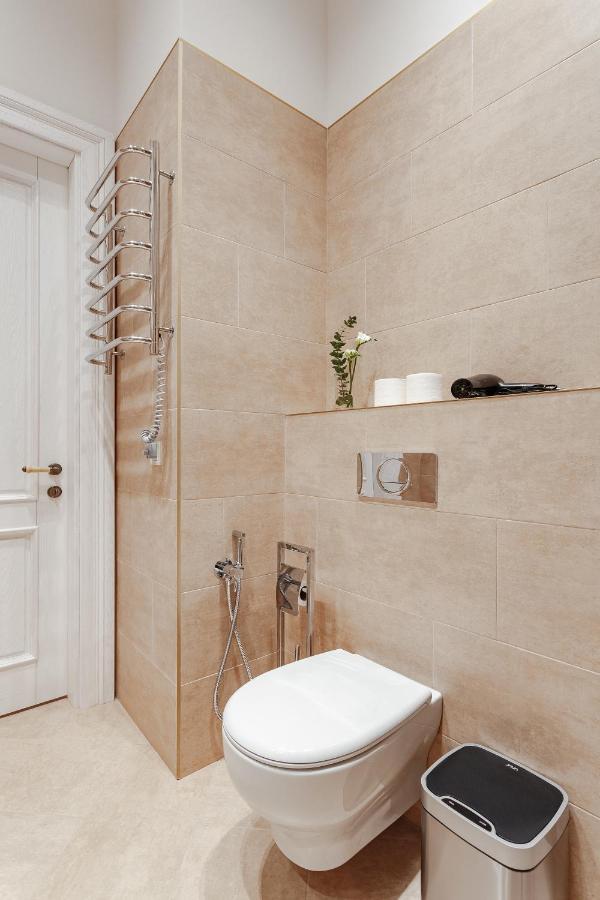 New! Luxury Apartment In The Center Of Odessa Overlooking Deribasovskaya Str. Low Price! Exterior photo