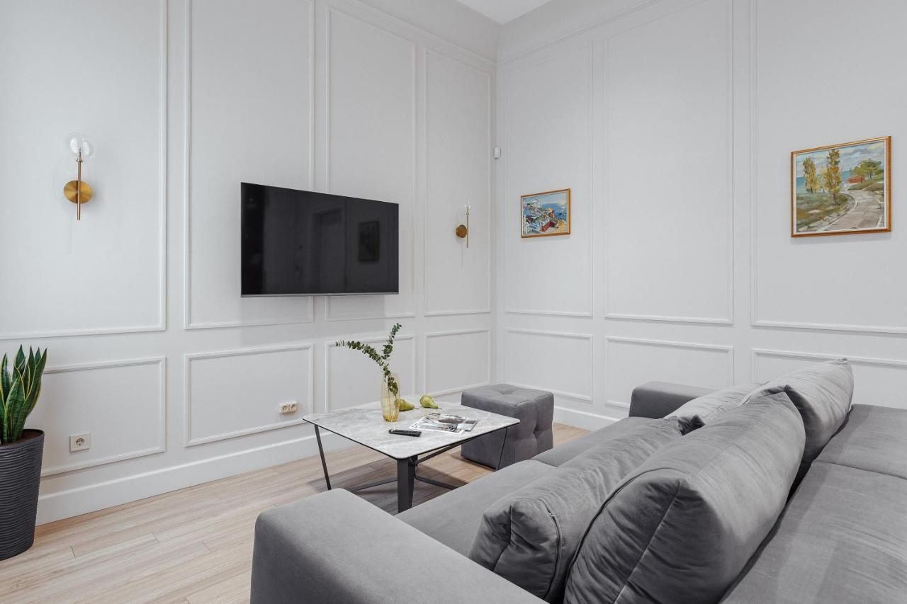 New! Luxury Apartment In The Center Of Odessa Overlooking Deribasovskaya Str. Low Price! Exterior photo
